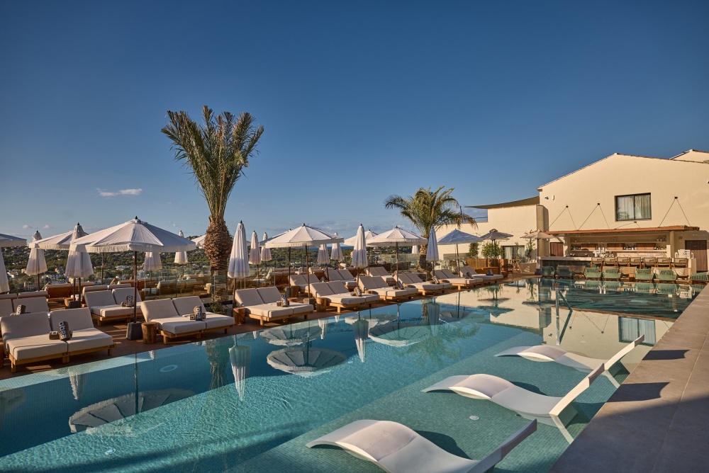 Aerial photography of Purobeach Santa Ponsa outdoor pool with sun loungers and palm trees under the Mallorca sun